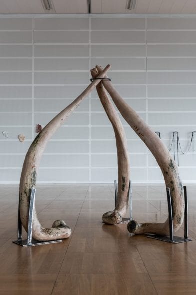 Claudia Losi in collaborazione con / in partnership with Tuscany Art Ossi 3 costole in terra Impruneta, legno e metallo, Doppio Circuito Scandicci 2019