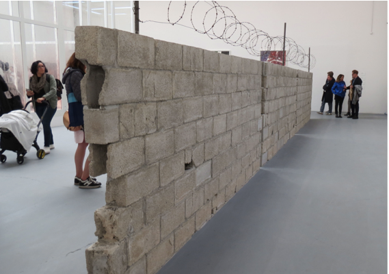 Teresa Margolles, Muro Ciudad Juárez, 2010 muro di blocchi di cemento preso da una scuola davanti alla quale si è svolto il regolamento di conti ai danni di 4 persone coinvolte nel crimine organizzato