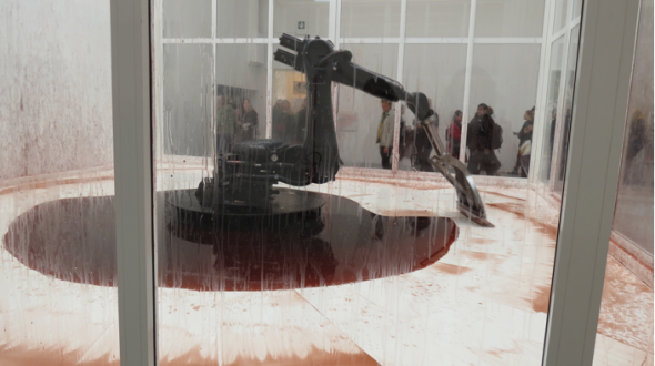 Padiglione delle Esposizioni Sun Yuan e Peng Yu, Can't help myself, 2016 robot industriale KUKA, acciaio inossidabile e gomma, etere di cellulosa in acqua colorata, griglia di luci con sensori per il riconoscimento visivo Cognex, parete di vetro con cornice di alluminio
