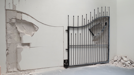 Shilpa Gupta, Untitled, 2009 cancello mobile che oscilla da una parte all'altra del muro, rompendolo courtesy l'Artista