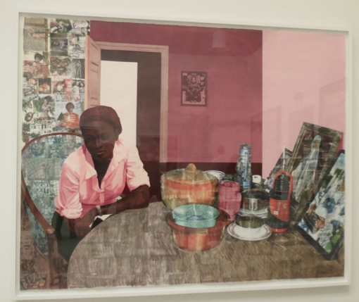 Njideka Akunyili Crosby, Mama, mummy and mamma (Predecessor no. 2), 2014 acrilico, matita colorata, carboncino e decalcomanie su carta
