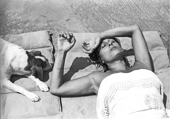Anna Magnani nella sua villa a San Felice Circeo (Roma), 1955 foto Paolo Di Paolo, © Archivio Paolo Di Paolo (foto n.2 courtesy Collezione Fotografia MAXXI)