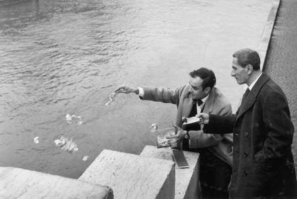 Yves Klein e Dino Buzzati durante il rituale di cessione di una "Zone de sensibilité picturale immatérielle" – Parigi, Pont-au-Double, 26 gennaio 1962.