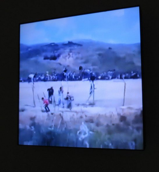 Lawrence Abu Hamdan, This whole time there were no land mines, 2017 otto video in loop su monitor con sonoro courtesy l'Artista