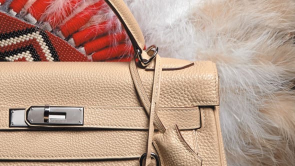 Un particolare della copertina del catalogo dell'asta parigina che Artcurial dedica a una collezione di borse e accessori Hermès