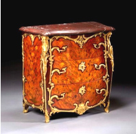   Commode d’époque Louis XV, attribuée à Adrien Delorme  Placage d’amarante, ornements en bronze ciselé et doré  88 x 89,5 x 53,5 cm  Estimation : 100 000 – 150 000 € / 135 000 – 200 000 $ 