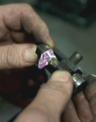 8.41-Carat Pear-shape Internally Flawless (IF) Fancy Vivid Purple-Pink Diamond (Est. HK$100 - 120 million / US$12.8 – 15.4 million)