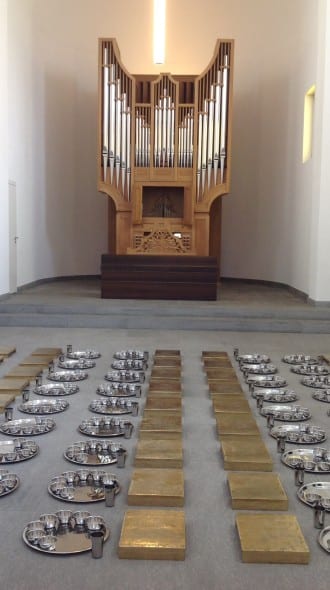 Subodh Gupta. Il suo lavoro ad Arts Masters 2014, in dialogo con l'organo della Reformierte Kirche, ossia la Chiesa Riformista - ArtsLife