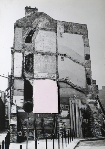 Franco Guerzoni, Affreschi 1973, cm 69x49, tavola fotografica e frammento di gesso. Foto di Luigi Ghirri_72dpi