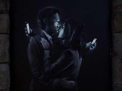 Mobile Lovers (Amanti al cellulare) di Banksy