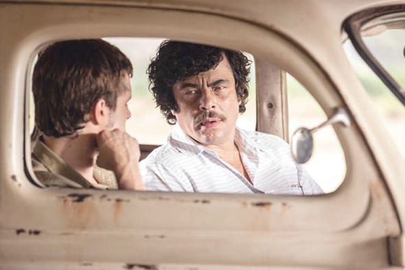 Benicio del Toro in una scena di Escobar: Paradise Lost