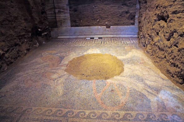 Il pavimento musivo scoperto nella tomba di Amphipolis.