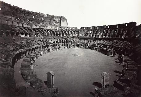 Interno del Colosseo, 1870 circa. 
