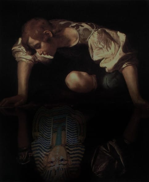 Tuthankhamon si riflette al Narciso di Caravaggio. Foto editing: Vanessa Suozzo