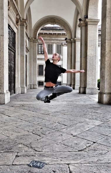 Giorgio Azzone, danzatore Basilica di San Lorenzo Maggiore, dicembre 2014