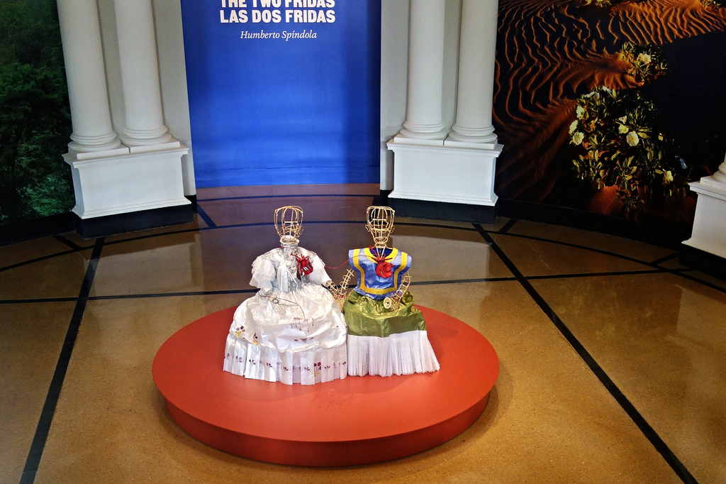 The Two Fridas, installation by Humberto Spindola. The pair of figures with clasped hands is inspired by Kahlo's double self-portrait The Two Fridas (1939)
