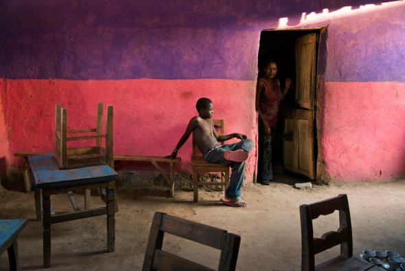 Un ragazzo seduto su una sedia, Omo Valley, Ethiopia, 2013 - copyright Steve McCurry