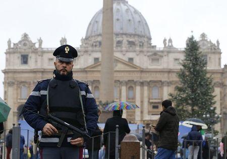 Un agente di polizia di guardia a piazza san Pietro, venerdì 11 gennaio. REUTERS/Stefano Rellandini