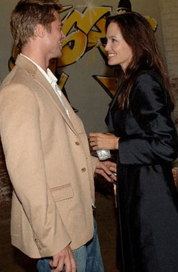 Brad Pitt e Angelina Jolie fotografati qualche anno fa in una mostra che ospitava anche lavori di Banksy a Los Angeles. 