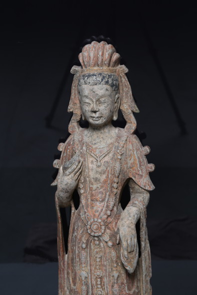 Guanyin in pietra. Dinastia Sui (581 - 618) . Stima: € 8000-10000