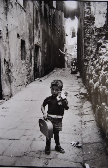 Bambino nei vicoli, Genova, 1966