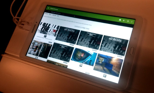Postazione tablet all'interno dello spazio Google Cultural Institute @ Biennale Arte 2015