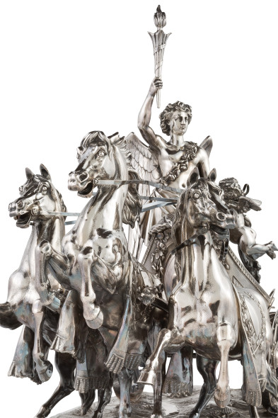 Lotto 265    Centrotavola in argento, Birmingham, orafo Elington and Co.,  raffigurante Apollo su biga trainata da tre cavalli Alt. cm 53, larg. cm 60, lung. cm 68; peso gr 12.185     Stima € 20000 - 25000  