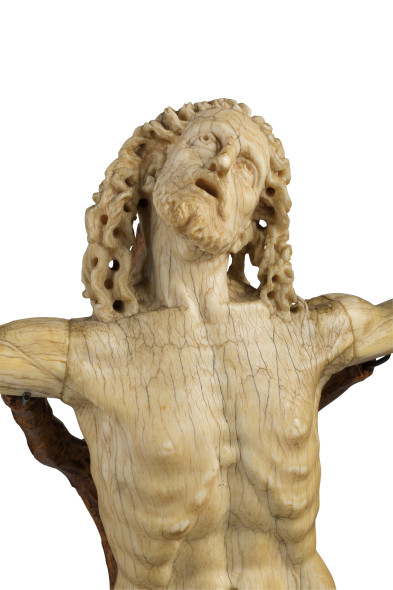 Lotto206   Cristo in avorio, XVI-XVII secolo   su croce in legno di bosso e capitello in marmo Stima € 6000 – 8000  