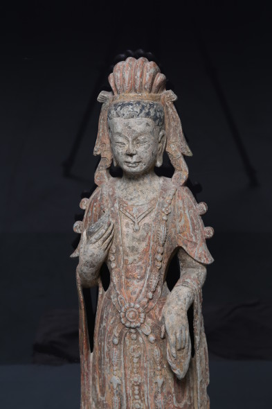 Guanyin in pietra. Dinastia Sui (581 - 618) stima 8000-10000 euro