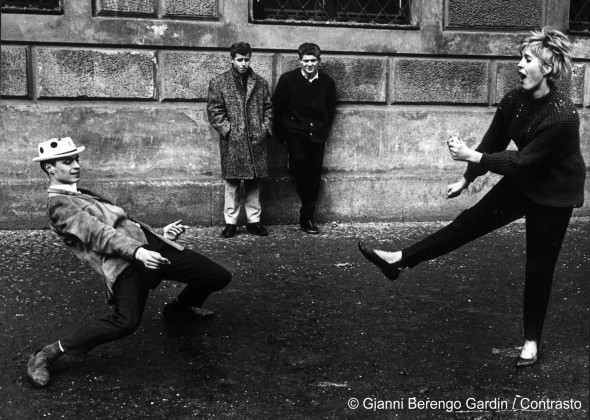 Berengo Gardin - Una coppia si esibisce in un ballo scatenato davanti agli occhi di due spettatori perplessi e divertiti, 1965