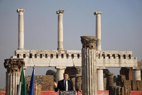 Il presidente del Consiglio  Matteo Renzi a Pompei, 24 dicembre 2015. ANSA/CESARE ABBATE