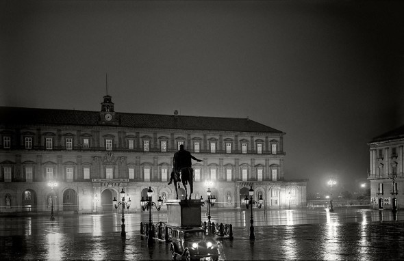 Piazza del Plebiscito di notte, statua equestre di Ferdinando I di Borbone e Palazzo Reale (Giulio Parisio, anni Trenta)