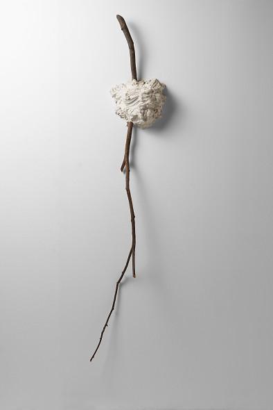 Paolo Icaro "Nido-ramo" 1984 scultura in gesso e legno, cm 188x21x30 Valutazione: € 2.800,00 / € 3.500,00 Venduto a € 27.500,00 (asta 16 dicembre 2014)