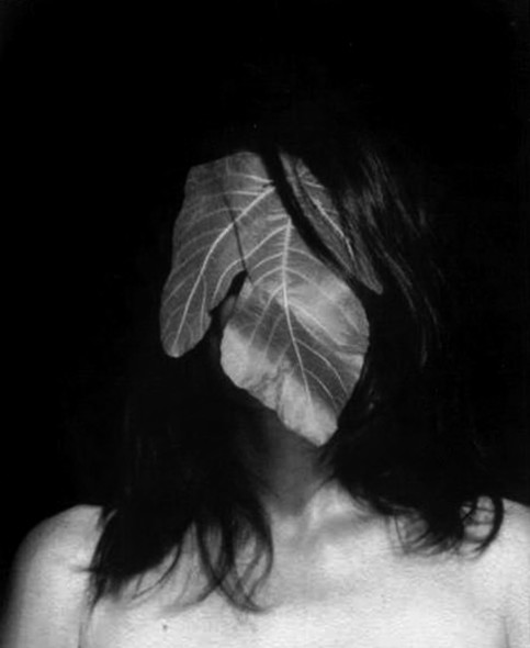 Marie Denis, Photomaton, 2014, stampa bianconero su cotone, 27.5x21 cm, courtesy Galerie Alberta Pane, Parigi