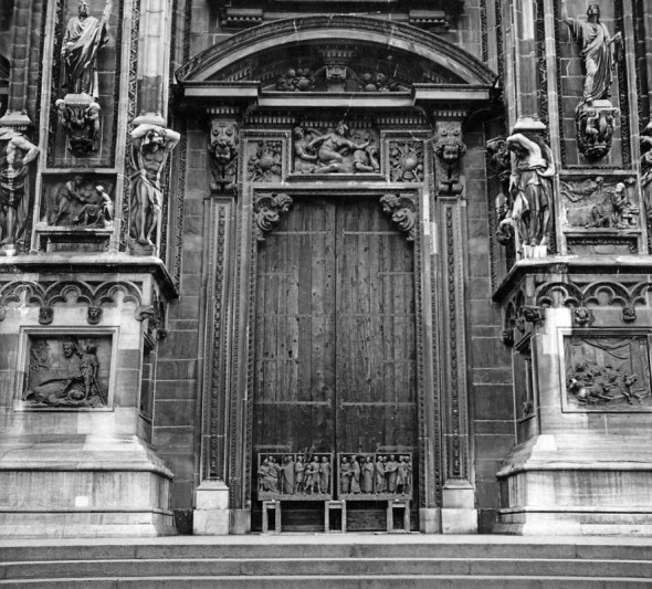 . Prova di posa delle formelle sulla porta del Duomo, 1950 circa Milano, Archivio Famiglia Giannino Castiglioni junior, Fotografie 