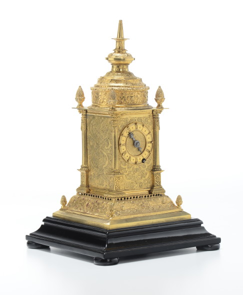 Orologio s edicola con cassa in rame sbalzato e dorato, Germania XVII secolo Suoneria delle ore e scappamento bilanciere, cm 24x24x38 € 8.000 - 10.000 