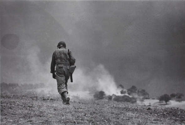 Soldato americano in perlustrazione nei dintorni di Troina, 4-5 agosto 1943 