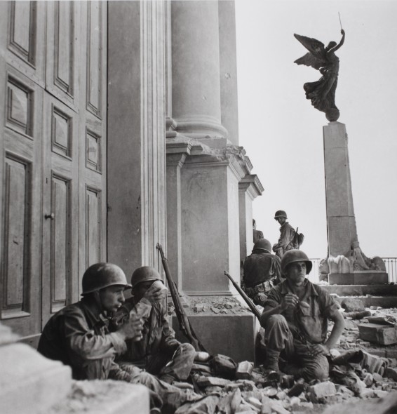 Soldati americani a Troina, nei pressi della cattedrale di Maria Santissima Assunta, dopo il 6 agosto 1943 
