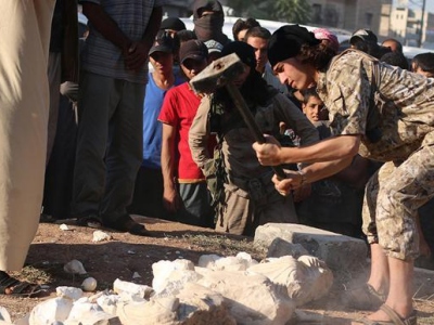 Jihadisti dell'ISIS distruggono reperti archeologici a Palamira