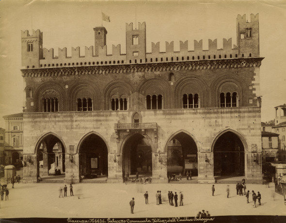 Piacenza. Palazzo Comunale. Fotografia dell' Emilia Bologna, Piacenza 1880-90