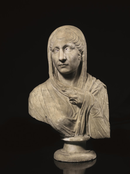 Donna velata, produzione romani imperiale, I secolo d.C., marmo bianco, h. cm 67,5, stima 30.000/40.000 euro