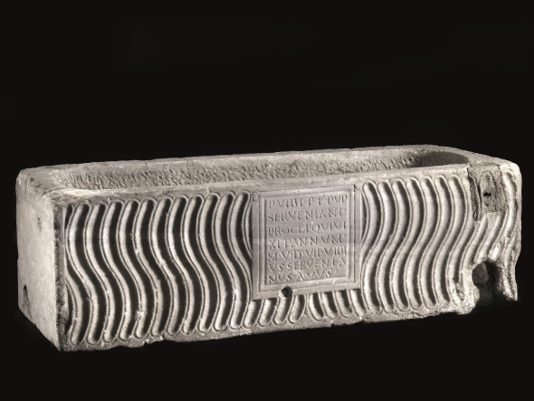 SARCOFAGO strigilato, Roma, inizi III secolo d.C., marmo caristio eurboico, cm 105x36x32, stima 20.000/30.000 euro