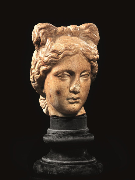 TESTA DI AFRODITE, produzione romano imperiale, metà II secolo d.C., marmo bianco, h. cm 19, stima 15.000/20.000 euro