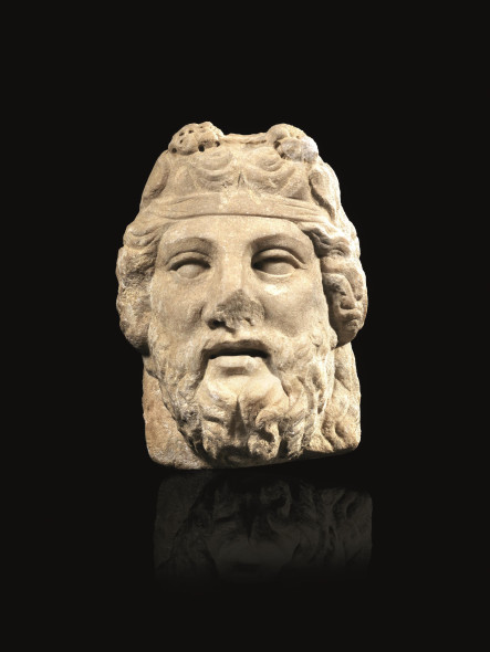TESTA DI DIONISO, produzione romano imperiale, I-II secolo d.C., marmo bianco, h. cm 25, stima 18.000725.000 euro
