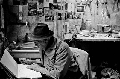 Diego Giacometti fotografato nel suo atelier parigino nel 1982 da Frédéric Brollo.