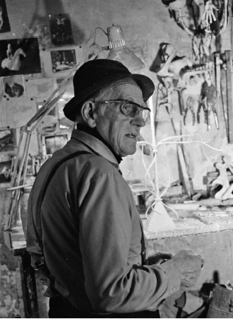 Diego Giacometti fotografato nel suo atelier parigino nel 1982 da Fédéric Brollo