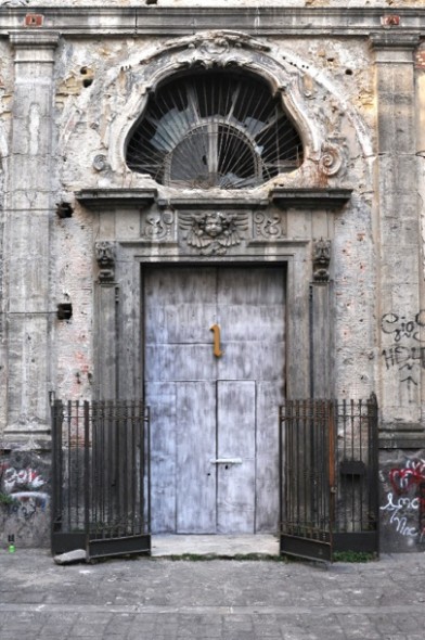 1_La Peste (2013), portale della Chiesa dei SS. Cosma e Damiano, Courtesy www.tosatti.com