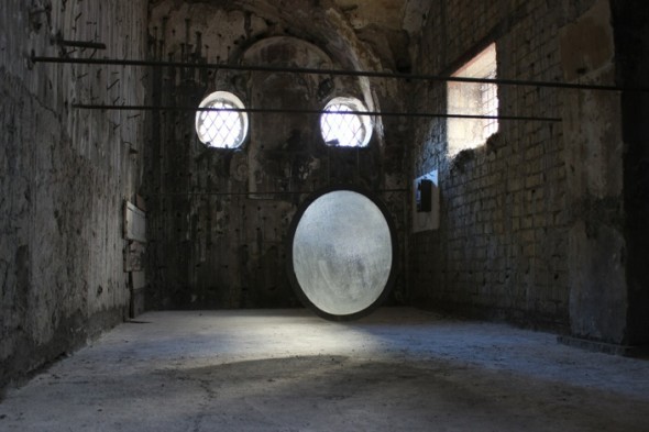 1_La Peste (2013), visione parziale dell'installazione nella Chiesa dei SS. Cosma e Damiano, Napoli, Courtesy www.tosatti.com