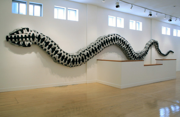 Snake Bag (Borsa serpente), 2008, 360 zaini, cm 40 x 70 x 1700. Courtesy of Ai Weiwei Studio