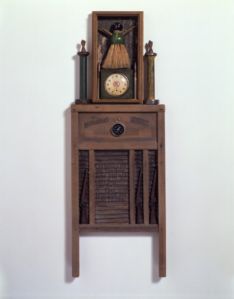 Betye Saar A Call to Arms, 1997 Asse d'epoca per bucato, orologio, proiettili, spazzola